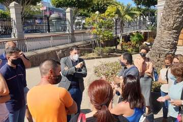 Protesta de los trabajadores del Paco Artiles y encuentro al aire libre con el alcalde en Arnao/TA.